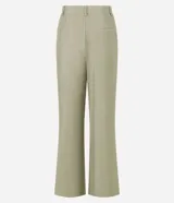 Pantalón de viscosa color beige, de corte recto, con bolsillos laterales y cierre de botón y cremallera.
