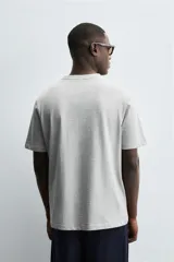 Pack de tres camisetas básicas de hombre, corte regular, cuello redondo y manga corta.