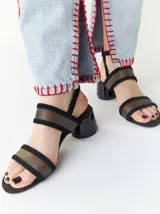 Sandalias rojas con taco redondo de 6 cm. Presentan tiras anchas en el empeine, combinando gamuza y material translúcido de PU, y una tira fina con hebilla ajustable en el tobillo.