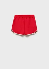 Short deportivo rojo con cintura elástica, terminaciones en contraste color blanco y dos bolsillos laterales.