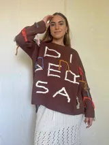 Sweater marrón de algodón tejido en punto jersey con bordados hechos a mano en hilos de colores y lurex. Diseño oversize.