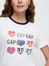 Remera azul marino de algodón con logo de GAP en forma de corazón color rojo.