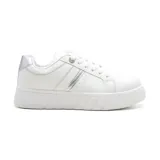 Championes blancos con detalles plateados, cordones y suela de goma.