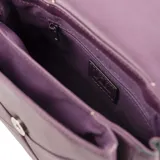 Cartera bandolera color púrpura de cuero sintético acolchado, con asa corta fija y correa larga regulable. Tiene acceso con solapa, un bolsillo interno con cierre, un bolsillo externo abierto y herrajes plateados.