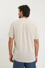 Camisa de manga corta color amarillo, con cuello mao y botones de coco.