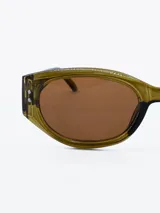 Lentes de sol con montura rectangular color verde oliva y lentes marrones.