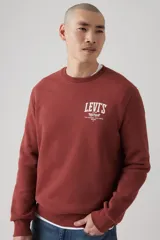 Buzo de frisa color ladrillo con cuello redondo y logo de Levi's estampado en el pecho.
