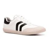 Championes blancos con detalles en negro y beige, de cuero sintético.