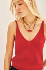 Musculosa azul marino de tejido de punto con lurex plateado.