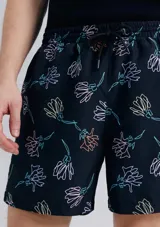 Short de baño blanco con estampado de hojas negras.