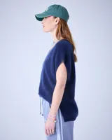 Poncho de cashmere cepillada con cuello en V, corte oversize, sin mangas, acabados acanalados y aberturas laterales.