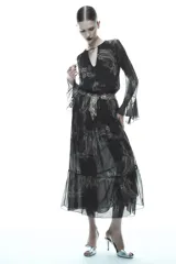Vestido largo negro con estampado paisley, escote en pico, mangas largas acampanadas con volantes y cintura elastizada con cordón ajustable.
