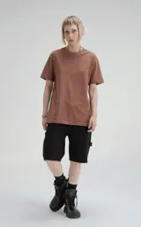 Remera color marrón claro de manga corta, cuello redondo y calce regular con recorte en espalda, realizada en algodón premium muy suave al tacto.