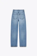 Pantalón de jean celeste de tiro alto, corte recto, con cinco bolsillos y cierre frontal con cremallera y botón metálico.