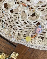 Collar corto de cuentas de colores con dije de pez de cerámica, piedras naturales y detalles en plata 925.