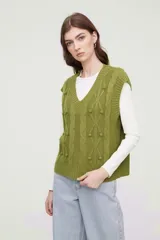Chaleco de punto color verde, con diseño de trenzas y escote en V.