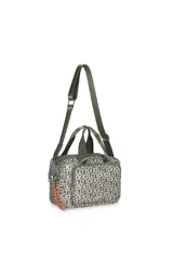 Bandolera negra con estampado de letras en gris, correa larga regulable y doble asa de mano.