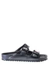 Sandalias Birkenstock Arizona, color gris antracita metalizado, fabricadas en goma EVA, con dos correas ajustables con hebillas y plantilla anatómica.