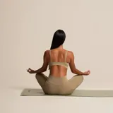 Calza larga color beige, de tiro alto y calce ajustado.