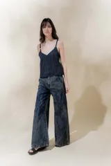 Pantalón de jean con tiro medio y piernas anchas, color azul con efecto lavado.