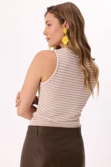 Musculosa ajustada al cuerpo con cuello redondo y diseño a rayas horizontales en tonos beige y blanco.