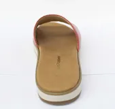 Sandalia blanca con capellada de cuero y suela de plataforma color caramelo.