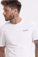 Remera verde claro de manga corta con cuello redondo y logo estampado en el pecho.