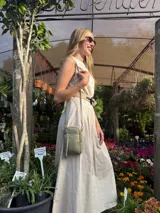 Bandolera compacta de símil cuero color rojo, con correa regulable y desmontable. Posee apertura superior, bolsillo frontal con cierre y bolsillo trasero abierto.