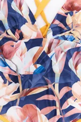 Malla enteriza con estampado de flores, mariposas y aves sobre fondo negro. Presenta breteles finos cruzados en la espalda y ribete color crudo.