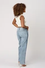 Pantalón de jean celeste de corte wide leg con licra y una franja azul marino a los costados.