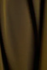 Vestido midi color verde oliva de punto con escote drapeado y breteles anchos, uno con adorno asimétrico de metal. Frunces laterales en la cintura y en un hombro para crear un efecto drapeado.