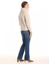 Buzo de punto grueso color beige, con cuello volcado y textura en relieve. Tiene mangas largas de corte hombro caído y puños anchos.