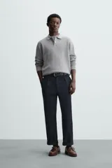 Polo marrón de corte relaxed fit, tejido en punto de algodón. Tiene cuello solapa con cierre frontal de botonadura, manga larga y acabados en rib.