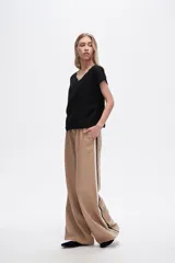 Blusa color marrón claro de viscosa con cuello en V y mangas cortas.