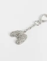 Llavero plateado con dije de la letra M cubierto de strass y gancho con forma de corazón.
