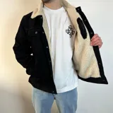 Chaqueta color beige de pana con cuello y forro de corderito.