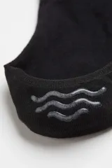 Pack de tres pares de soquetes invisibles negros de punto fino en mezcla de algodón suave, diseñados para quedar ocultos en el calzado. Tienen reborde de silicona en el interior del talón para un ajuste óptimo.