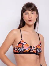 Top de bikini con corte en el frente, broche en la espalda y breteles finos regulables.