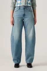 Pantalón de jean celeste de corte amplio, estilo baggy, con tiro alto y bolsillos delanteros y traseros.