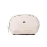 Neceser de símil cuero color hueso con cierre superior y logo metálico XL.