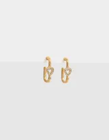 Aros dorados tipo argolla con dije de corazón con strass.