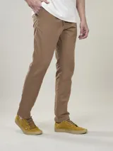 Pantalón marrón de corte recto, con cintura ajustable con cordón y bolsillos laterales. Confeccionado en tejido ligero y cómodo.