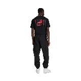 Camiseta negra de algodón con logo de New Balance en el pecho.