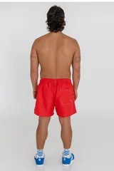 Short de baño celeste con cintura elástica y cordón ajustable.