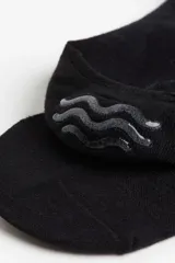Pack de tres pares de soquetes invisibles negros de punto fino en mezcla de algodón suave, diseñados para quedar ocultos en el calzado. Tienen reborde de silicona en el interior del talón para un ajuste óptimo.