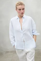 Camisa celeste con rayas verticales blancas, de lino.