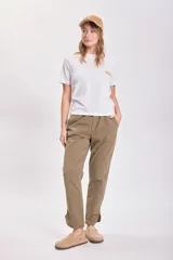 Pantalón color verde con corte recto, cintura elástica y aberturas laterales en los tobillos.