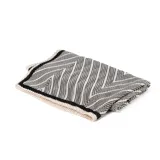 Pashmina rectangular color marrón con diseño de líneas en zigzag grises y negras.