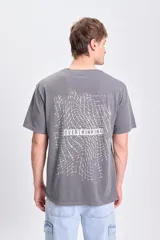 Remera gris oscuro de corte oversize con estampa en la espalda que simula un laberinto con la palabra 'Overthinking' en el centro.