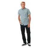 Camisa celeste con estampado de palmeras blancas, de manga corta con ruedo doblado, cuello clásico y cierre frontal con botones.